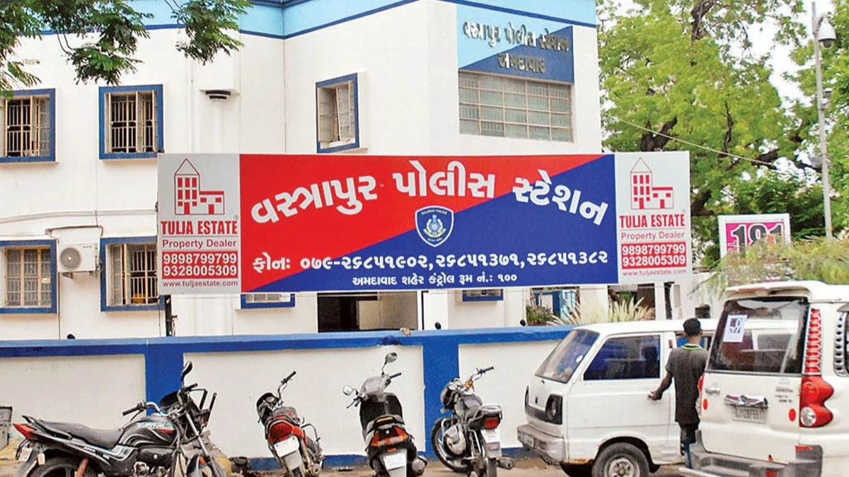 Father and son attacked with bricks – Vastrapur police arrest them